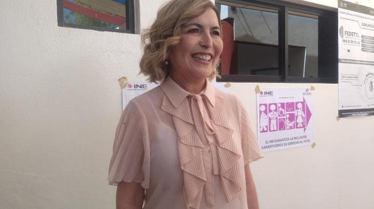 Rosario Robles acude a las urnas a emitir su voto