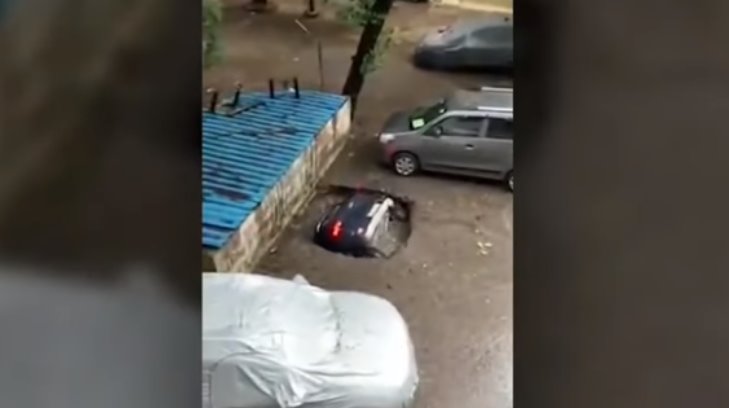 VIDEO | Socavón en la India se traga un vehículo completo