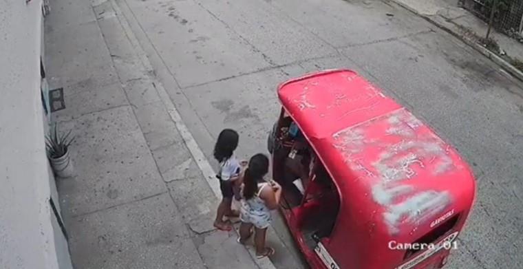 Indignante: captan a taxista que se estaciona para abusar sexualmente de dos niñas en plena calle