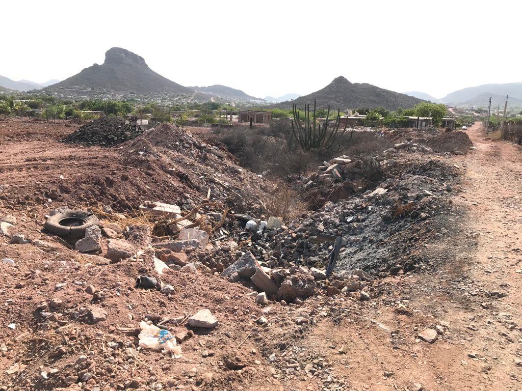 La basura no es tanta y la maleza se puede cortar, pero esto es demasiado; vecinos se quejan de arroyo en Guaymas