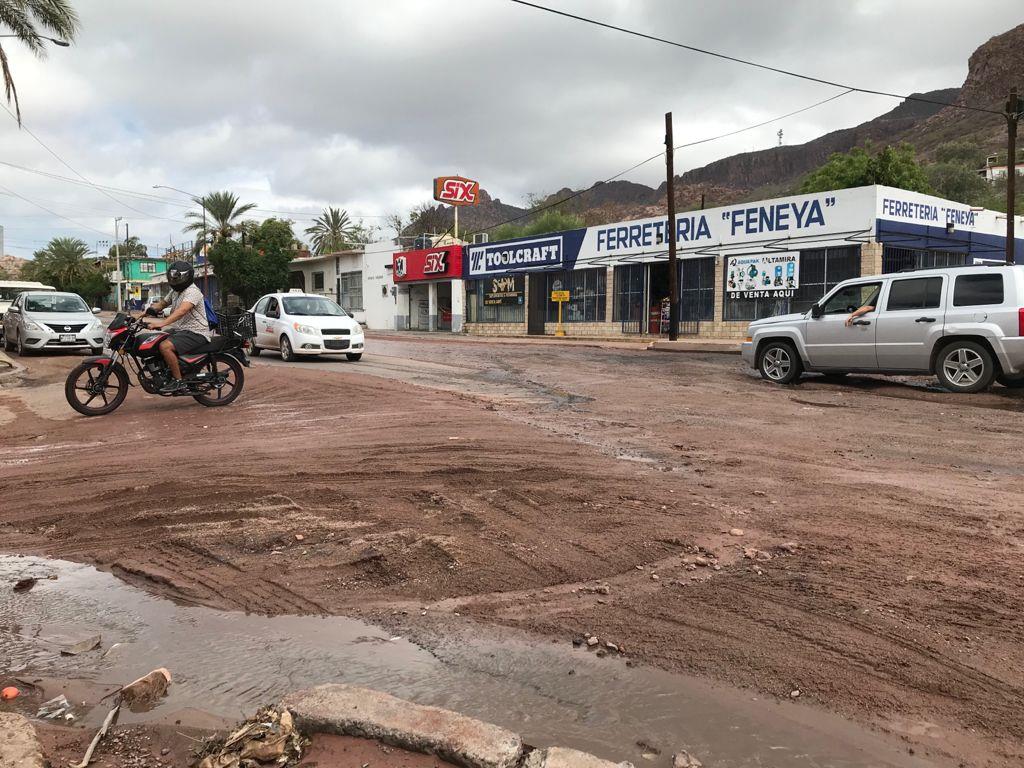Lagunas en todas partes, carros atrapados y casas inundadas dejó la primera lluvia en Guaymas