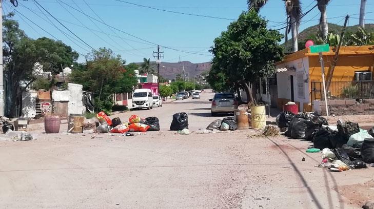 PASA no pasa y vecinos hartos bloquean las calles con bolsas de basura