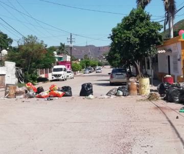 PASA no pasa y vecinos hartos bloquean las calles con bolsas de basura