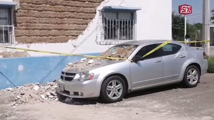 Pedazos de pared caen y dañan vehículo en el centro de Hermosillo