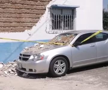 Pedazos de pared caen y dañan vehículo en el centro de Hermosillo