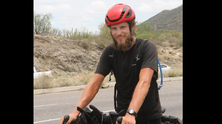 Emprendió su viaje desde Bélgica y ahora está en Hermosillo; su meta es llegar pedaleando a Argentina