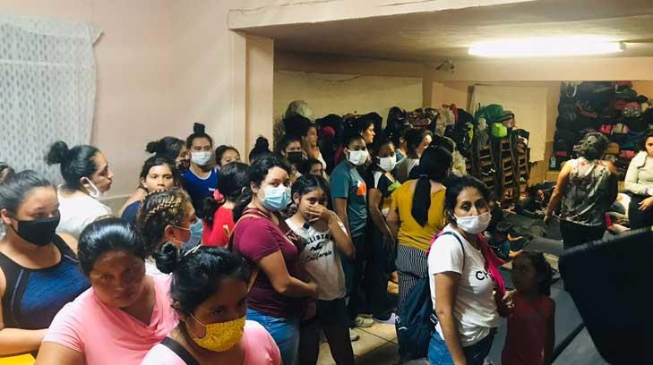 ¿Cuántos migrantes recibe el albergue San Juan Bosco en Nogales?