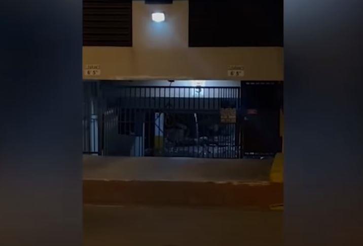 Video muestra escombros y agua en estacionamiento de edificio en Miami antes de derrumbarse