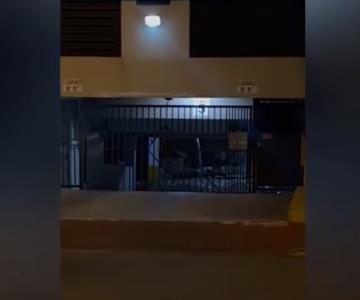 Video muestra escombros y agua en estacionamiento de edificio en Miami antes de derrumbarse