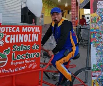 El Chinolín recorre las calles de Miguel Alemán en su triciclo para fomentar la lectura en los niños