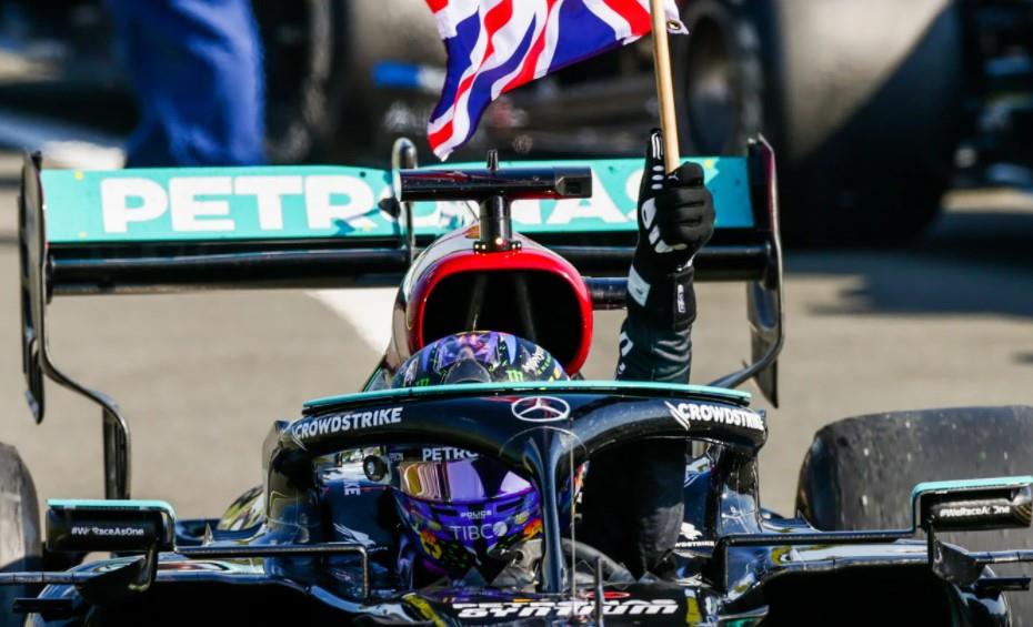 Red Bull condena ataques racistas sobre Lewis Hamilton