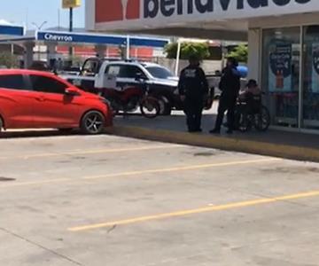 VIDEO - Indigente apedrea camión y hiere a dos personas al norte de Hermosillo