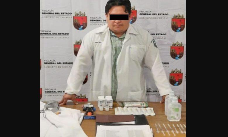 Detienen a supuesto médico que vendía y aplicaba vacunas falsas anticovid en Chiapas