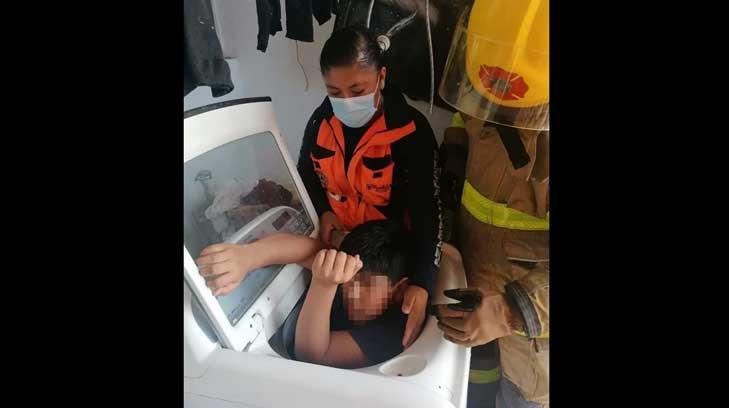 ¡Niño queda atrapado en una lavadora!