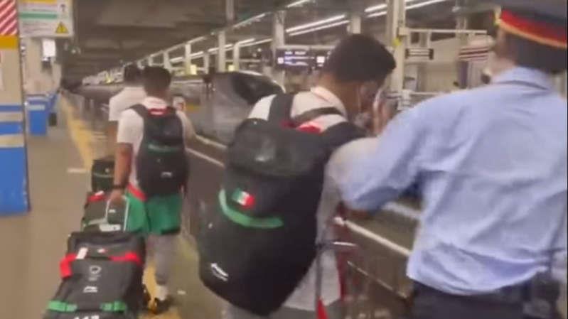 Puedes salir del barrio pero el barrio no sale de ti; seleccionados mexicanos rebasan línea del tren en Tokio