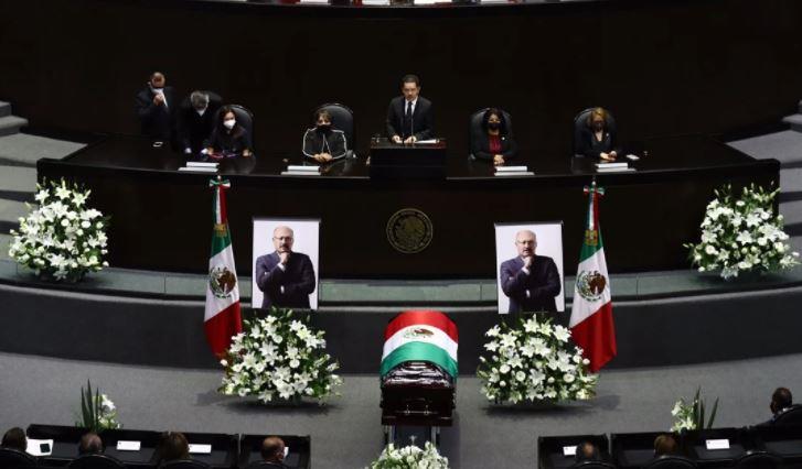 Realizan homenaje de cuerpo presente a René Juárez en la Cámara de Diputados