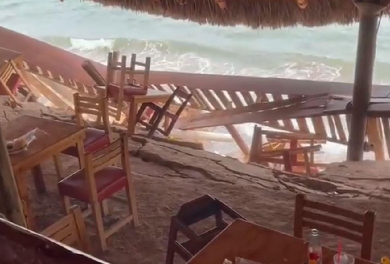 IMPACTANTE VIDEO - Mar se traga restaurante en Bahía de Kino