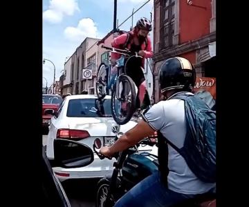 VIDEO - ¡Estaba harta! Ciclista pasa por arriba de vehículo que obstruía la ciclovía