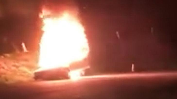Horror en Nacozari; ejecutan a taxista, incendian su vehículo y cuelgan su cuerpo