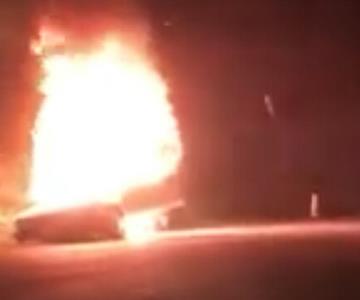 Horror en Nacozari; ejecutan a taxista, incendian su vehículo y cuelgan su cuerpo