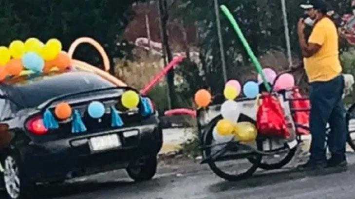 Papá adorna su triciclo para que sus niños puedan participar en caravana escolar