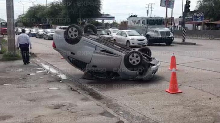 VIDEO | Auto queda con las llantas al aire tras volcamiento al norte de Hermosillo