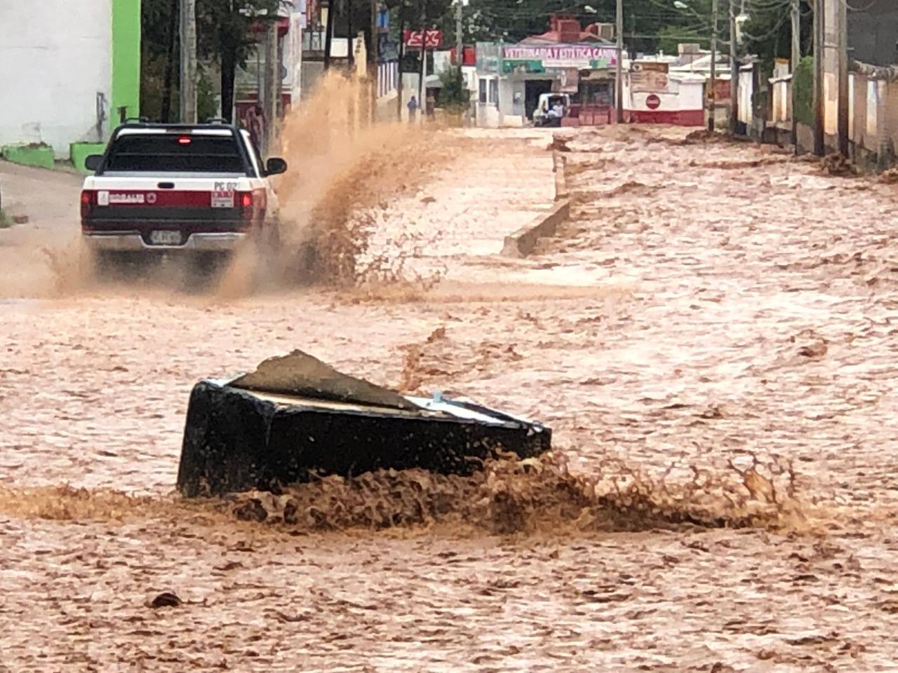Carros arrastrados, vehículos varados y otros más atascados, dejó la intensa lluvia en Nogales
