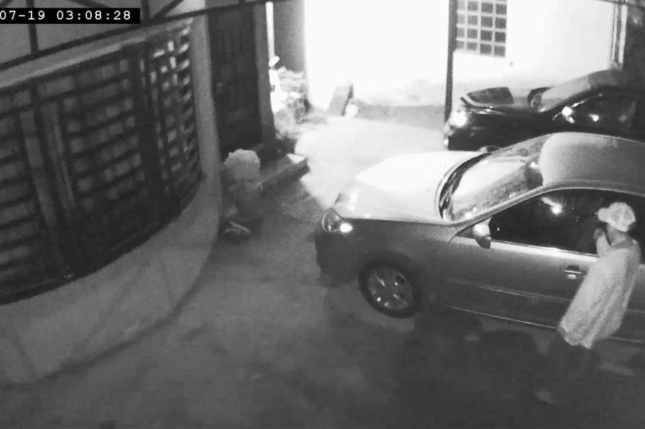 Cámaras de seguridad captan a presunto ladrón casi en acción en Cananea