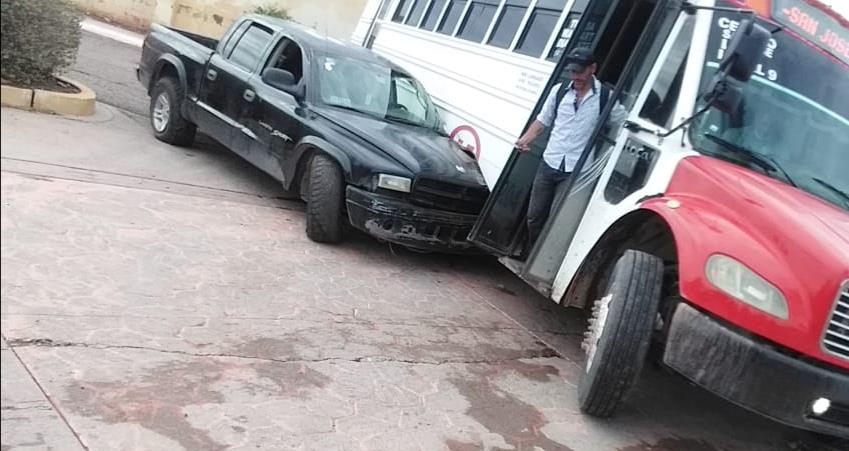 Por tratar de esquivar los baches, se estrellaron camión y pick up en Guaymas