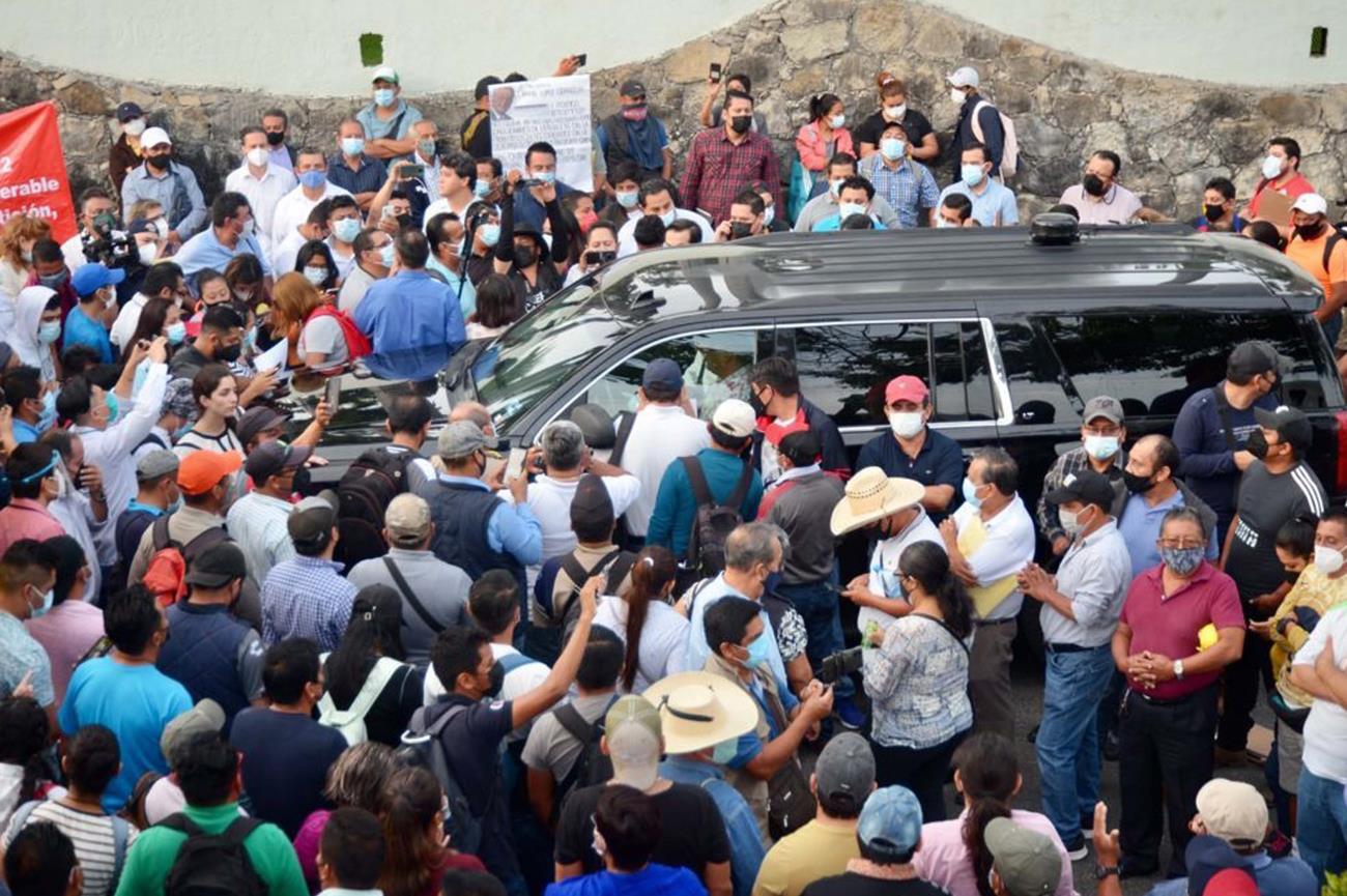 Inician mañanera sin AMLO por bloqueo de CNTE a su camioneta