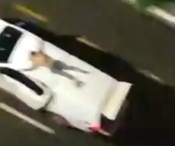 VIDEO | Asaltantes amarran a rehenes a su auto para usarlos de escudo humano