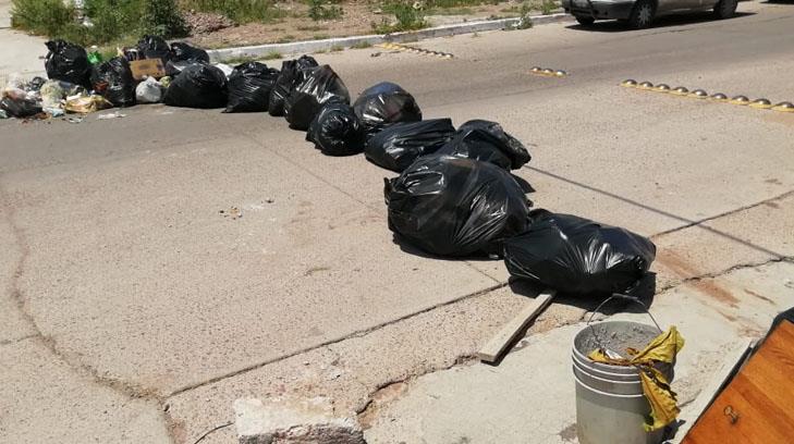 Guaymenses bloquean calle por falta de servicio de recolección de basura