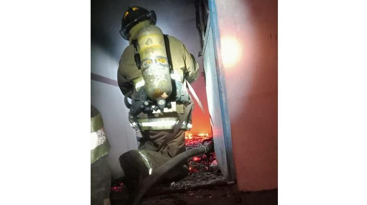 Bomberos de Guaymas combaten incendio en el sector Centro