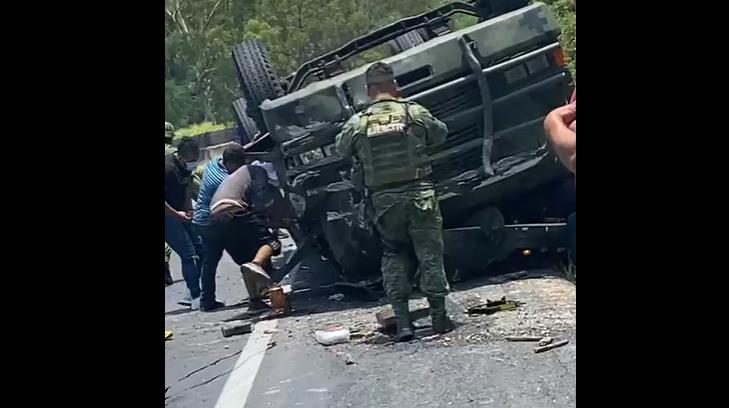 VIDEO - Vuelca camión militar y aplasta a dos soldados en Jalisco