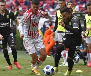 ¿Fue penal? Chivas saca el triunfo de último minuto en polémica arbitral