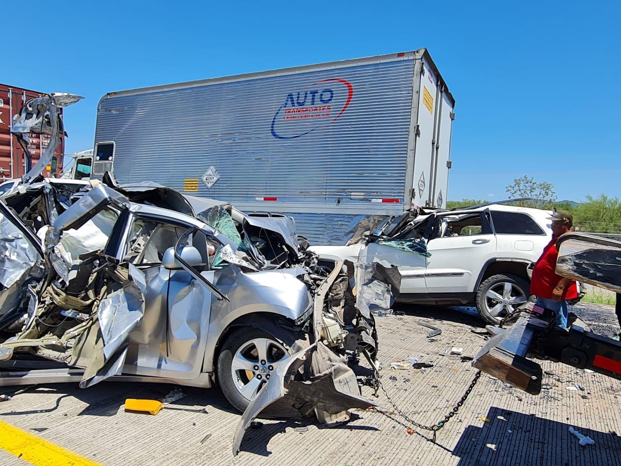 Trailero se impacta con varios carros y deja al menos 10 lesionados en carretera Altar - Santa Ana