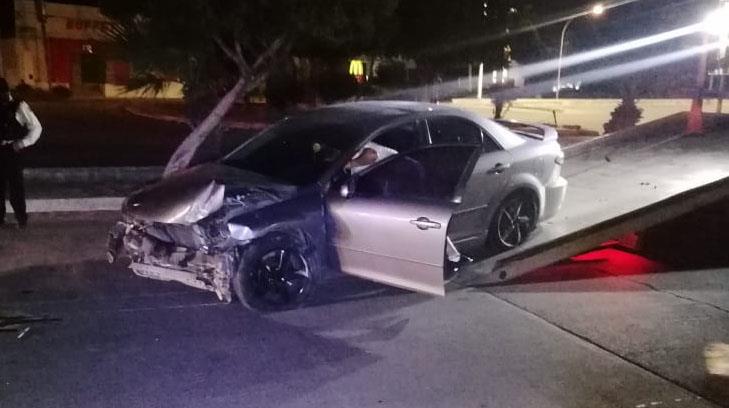 Auto termina hecho trizas tras aparatoso accidente en Guaymas
