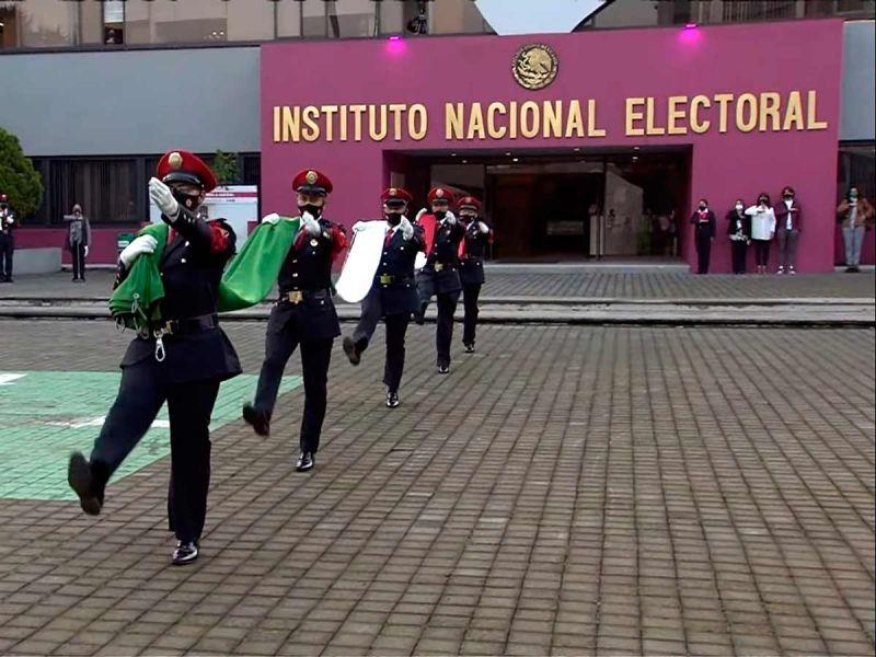 INE da inicio a proceso de la consulta popular con honores a la bandera