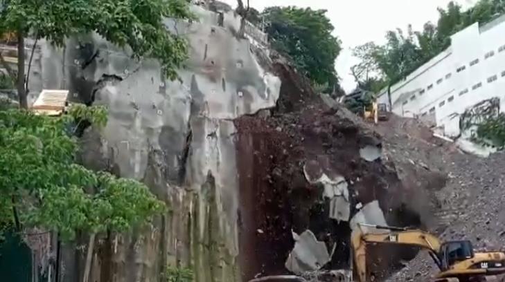 VIDEO - Colapsa construcción en cerro de Puerto Vallarta; peligran otras construcciones