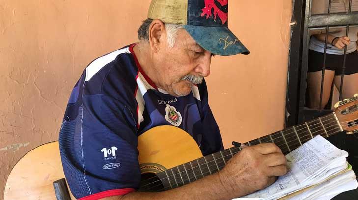 Don Manuel descubrió su talento para componer canciones tras perder a un hijo