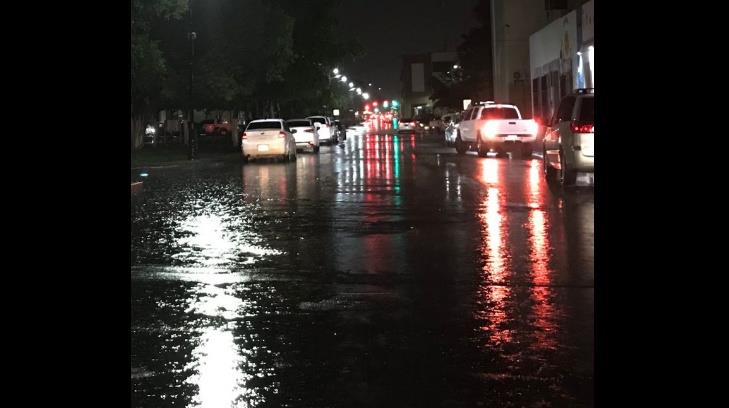 Una lluvia moderada invade las calles de Hermosillo