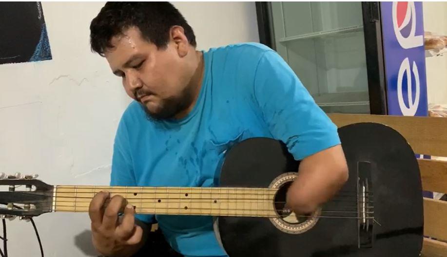 Francisco toca la guitarra aún teniendo sólo una parte de su brazo; nada lo detiene de su pasión