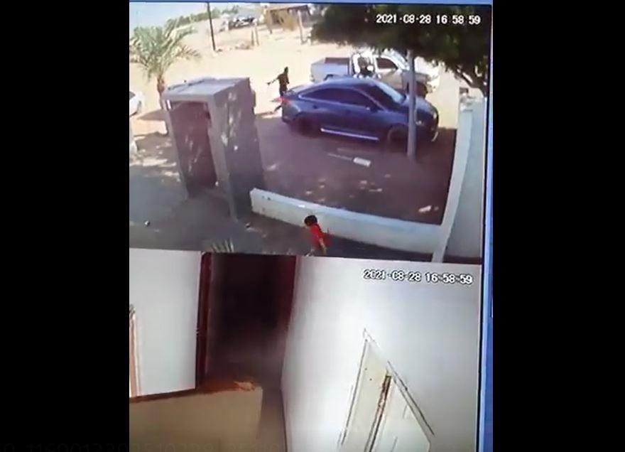 VIDEO - Pequeño huye de sicarios en SLRC; gatilleros lesionan a dos hombres