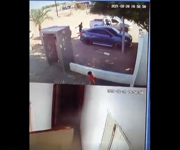 VIDEO - Pequeño huye de sicarios en SLRC; gatilleros lesionan a dos hombres