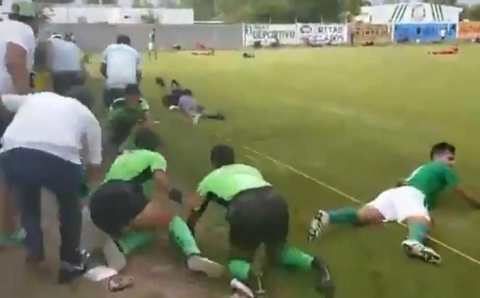 VIDEO - Comando armado asesina a tres personas durante partido de futbol en Guanajuato