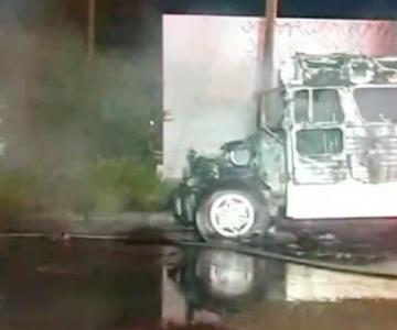 ¿Pirómano suelto?; camión es devorado por las llamas de un incendio en Obregón