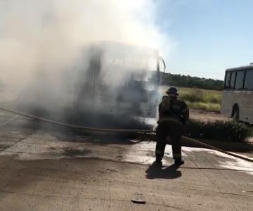 VIDEO - Se incendia camión de personal rumbo a Kino