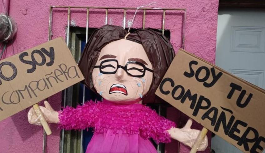 Crean piñata de joven que pide la llamen compañere y jóvenes no binarios arremeten contra el lugar