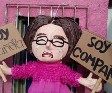 Crean piñata de joven que pide la llamen compañere y jóvenes no binarios arremeten contra el lugar