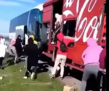 VIDEO - Maestras bloquean carretera y aprovechan para saquear camión de refrescos